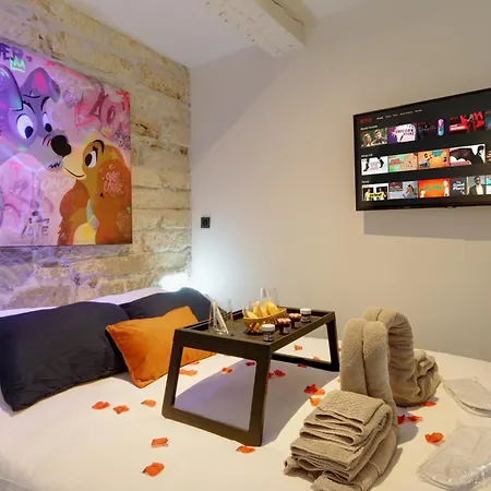 Apartment Romantique - Centre Historique, Jacuzzi, Wifi, 10min Gare